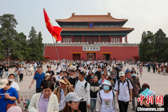 5月3日，北京故宫博物院神武门外游人如织。当日，中国文化和旅游部发布消息，2023年“五一”假期，文化和旅游行业复苏势头强劲，全国假日市场平稳有序。 中新社记者 贾天勇 摄